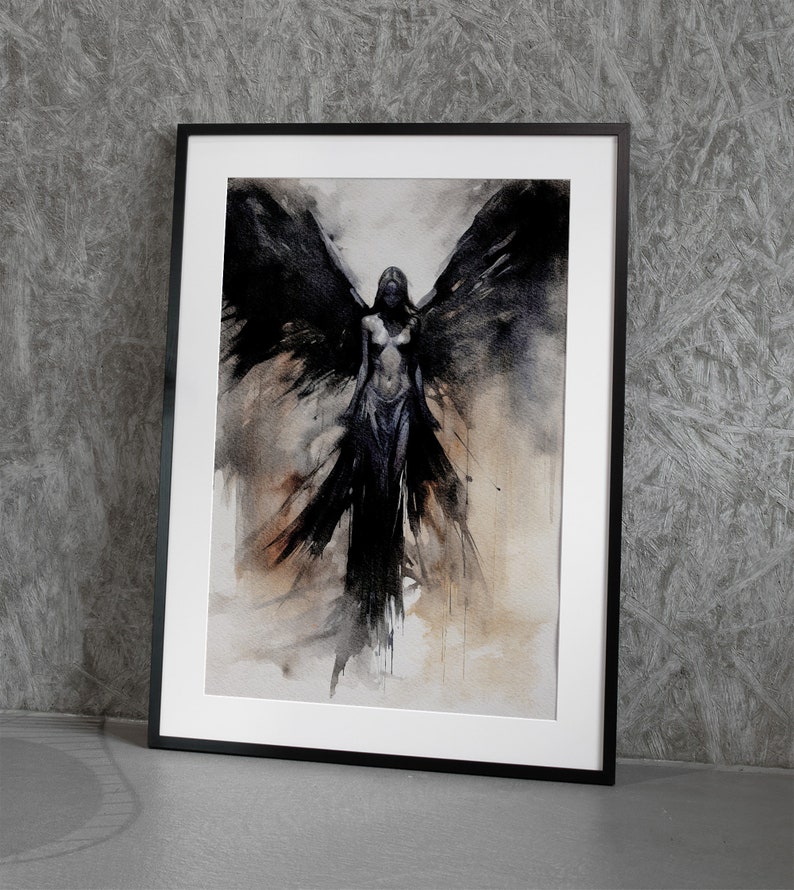Puede incluir: Una pintura de acuarela enmarcada de una figura con grandes alas negras. La figura est&aacute; de pie con los brazos a los lados y lleva un vestido largo y fluido. El fondo es un suave lavado de marr&oacute;n y gris.
