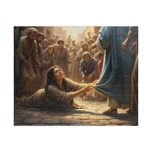 Può includere: Un puzzle raffigurante una scena biblica. Una donna in una veste marrone si inginocchia, raggiungendo l'orlo di un indumento blu. Una folla di persone vestite con toni neutri osserva. Il puzzle è ambientato in una strada acciottolata.