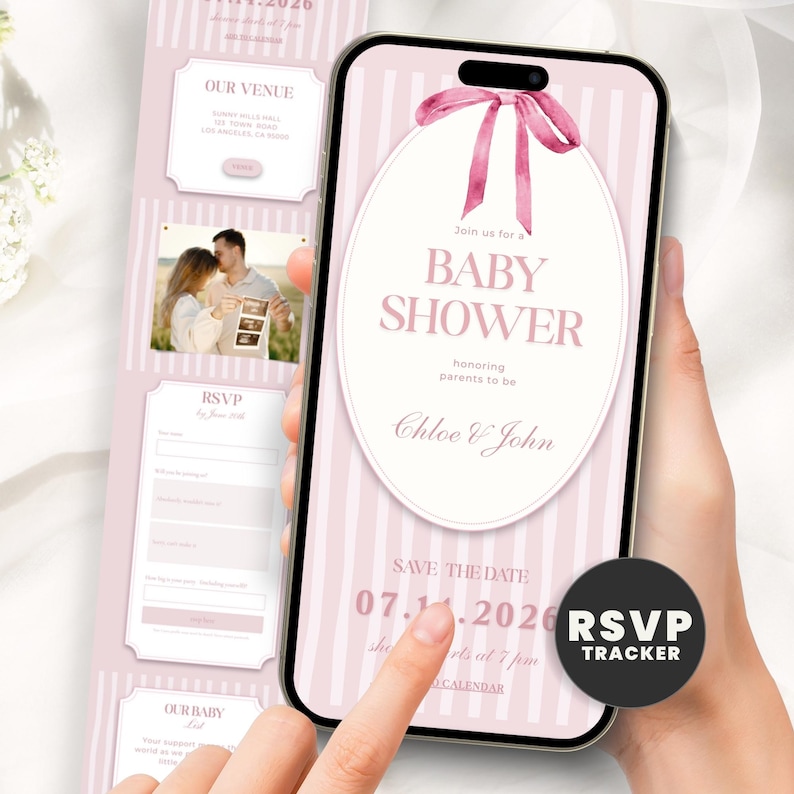 Może przedstawiać: Cyfrowe zaproszenie na baby shower wyświetlone na ekranie smartfona, z r&oacute;żowo-białym tłem w paski, owalną ramką z r&oacute;żową kokardą oraz tekstem Baby Shower, Chloe & John i datą 07.14.2026, wraz z ikoną śledzenia odpowiedzi RSVP.
