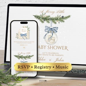 Könnte beinhalten: Eine digitale Babyparty-Einladung, die auf einem Laptop und Smartphone angezeigt wird. Das Design zeigt ein Weihnachtsthema mit einem Tannenzweig, einem Baby-Schuh-Ornament und dem Text "A Merry Little Baby Shower". Die Einladung enthält RSVP-, Registry- und Musikoptionen.