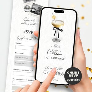 Puede incluir: Un smartphone muestra una invitación de cumpleaños con una ilustración de copa de champán y el texto "30 cumpleaños de Chloe". La invitación incluye detalles de RSVP y un botón de "Lista de invitados". También se ve una tarjeta RSVP en papel.