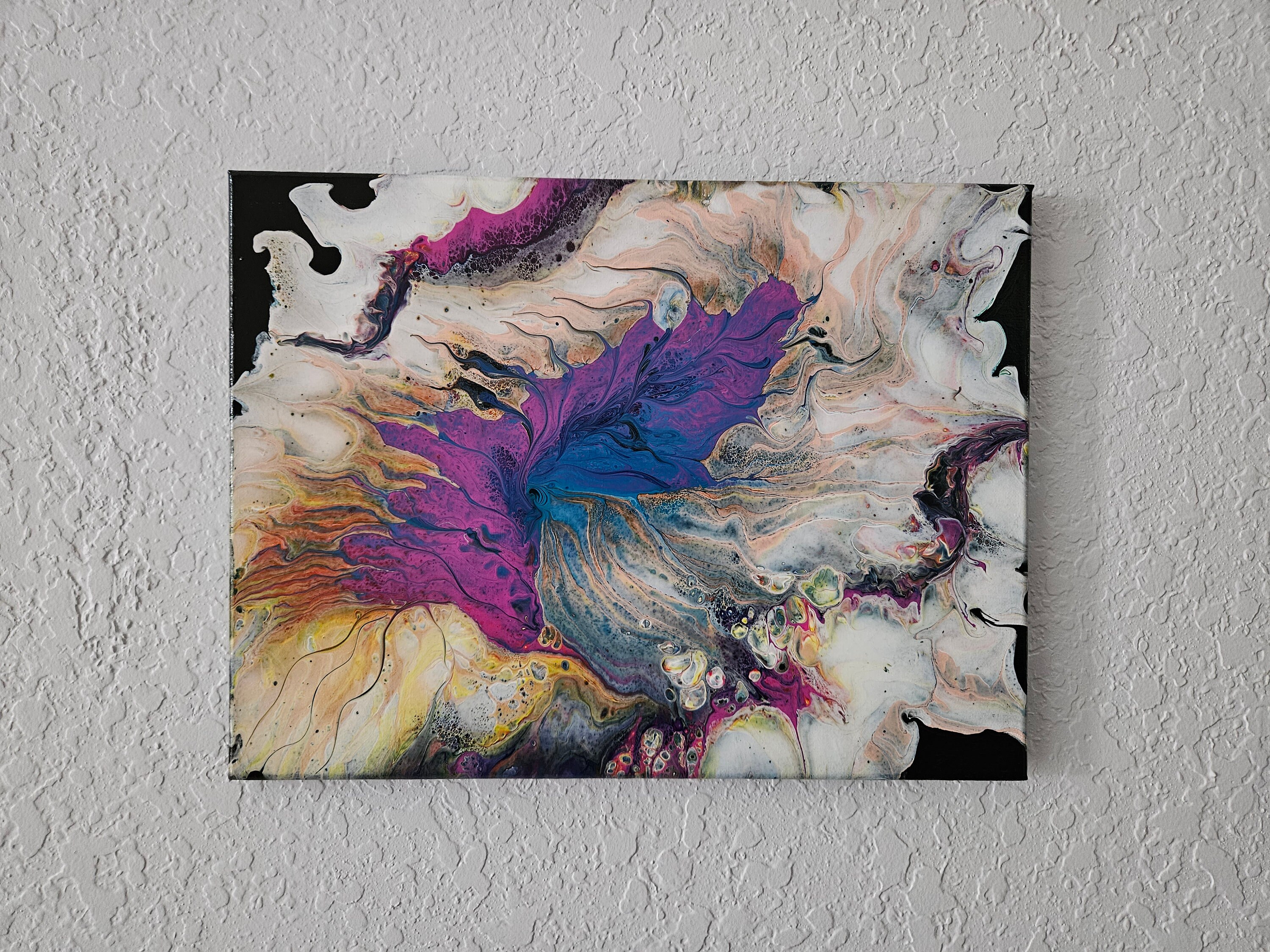 キャンバスに描かれたアクリル画 12