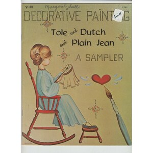 Peut inclure: Une couverture de livre vintage représentant une femme assise dans un fauteuil à bascule et brodant un sampler. La couverture est intitulée "Peinture décorative : Tole et Dutch et Plain Jean Un sampler" et est vendue 1,00 €.