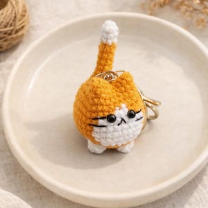 Handmade Crochet Cat Keychain – Chubby Kitty Keyring, Soft Amigurumi Cat Charm, Cute Gift for Cat Lovers bild 4