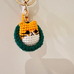 Handmade Crochet Cat Keychain – Chubby Kitty Keyring, Soft Amigurumi Cat Charm, Cute Gift for Cat Lovers With Green Scarf