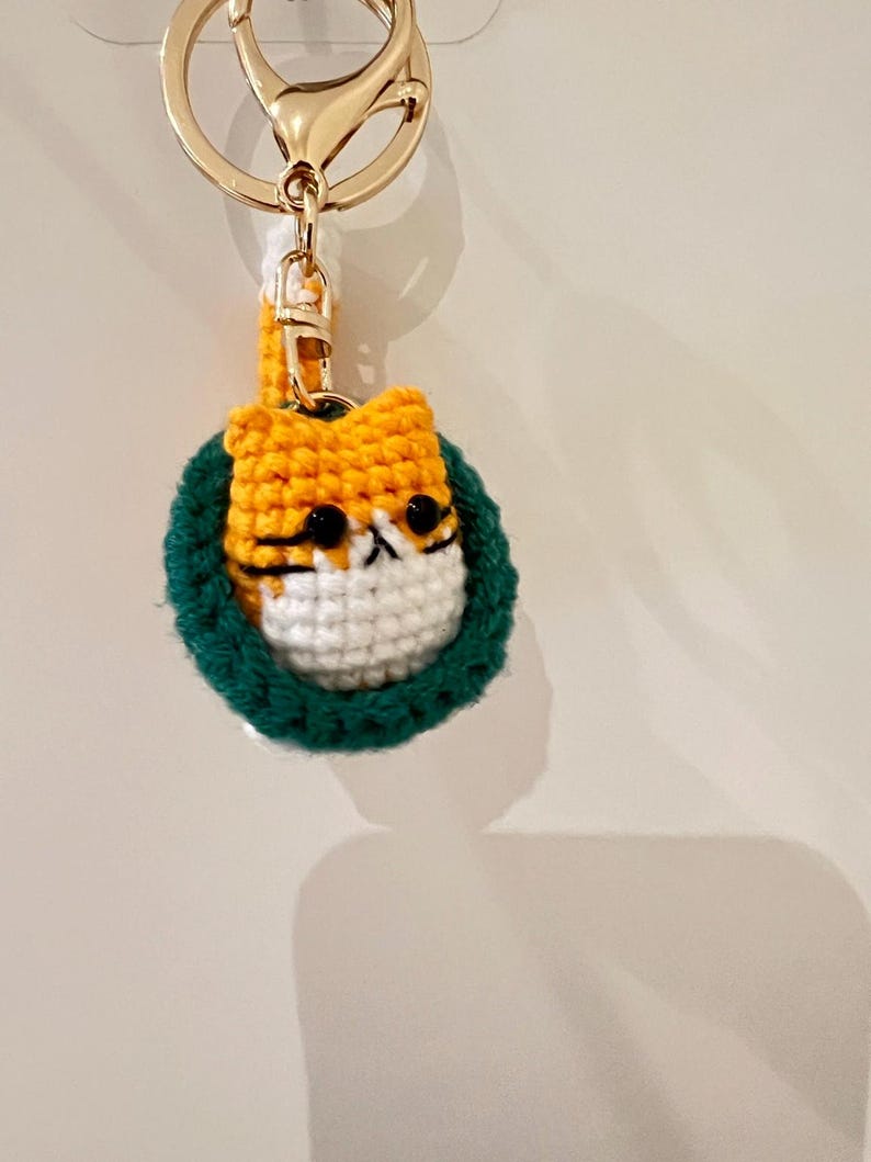 Handmade Crochet Cat Keychain – Chubby Kitty Keyring, Soft Amigurumi Cat Charm, Cute Gift for Cat Lovers With Green Scarf
