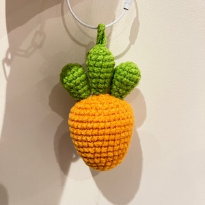 Gehäkelte Karotte Keychain Einzigartiges Amigurumi handgemachtes Taschenanhänger / Schlüsselanhänger Geschenk für Bettelliebhaber / umweltfreundliches / lustiges Geschenk für Kind