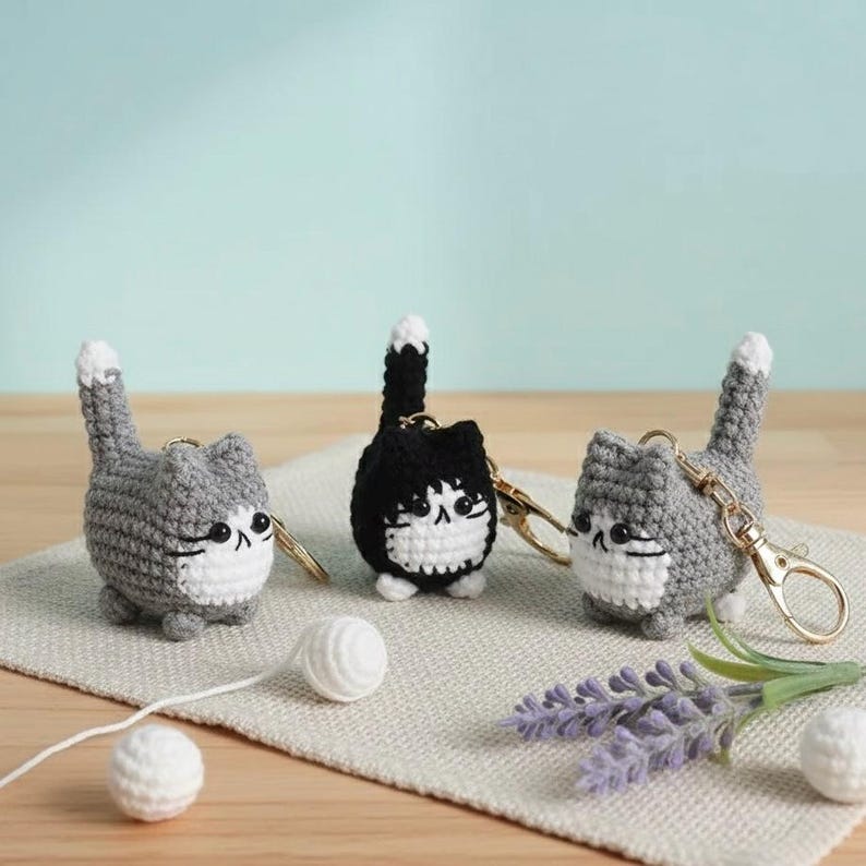 Handmade Crochet Cat Keychain – Chubby Kitty Keyring, Soft Amigurumi Cat Charm, Cute Gift for Cat Lovers bild 2