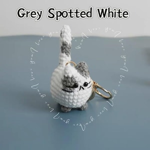 Handmade Crochet Cat Keychain – Chubby Kitty Keyring, Soft Amigurumi Cat Charm, Cute Gift for Cat Lovers grey&white