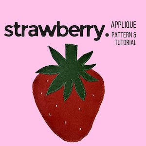 Pode incluir: Um padrão e tutorial de aplicação de morango com uma forma de morango vermelho, topo de folhas verde-escuras e pequenos detalhes costurados em branco sobre um fundo rosa claro. O texto diz strawberry. APPLIQUE PATTERN & TUTORIAL.