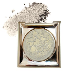 Hiri Highlighter- 100% Waterproof, vegan, and cruelty free. Made with Chinese Herbal Medicine.
