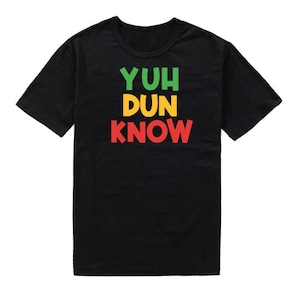 Pode incluir: Camiseta preta com as palavras "YUH DUN KNOW" em verde, amarelo e vermelho.