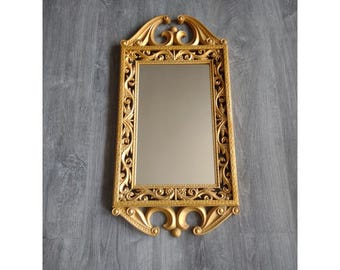 Espejo de pared de resina estilo Hollywood Regency, de 26 x 13 pulgadas, adornado en tono dorado, de los años 70 y 80