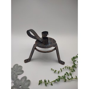 Vintage gehamerd zwart metalen driepoot kandelaar uit de jaren 70, gotische look