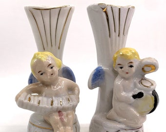 Jarrones vintage con forma de ángel querubín, combinados con figuras de instrumentos musicales de porcelana. Pieza de colección.