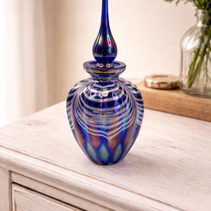 Flacone di profumo in vetro artistico iridescente blu cobalto trasparente con piuma tirata