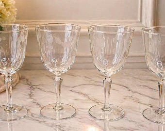 Juego de 4 copas de vino vintage grabadas con diseño de puntos esmerilados y tallo facetado.