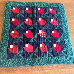 Dessus de table matelassé fait main à suspendre tulipes rouges 21 x 21 po.