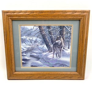 Stampa artistica incorniciata di James Megar, lupo di legno, partita di hockey su ghiaccio nascosta, decorazione della fauna selvatica