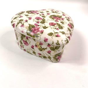 Vintage Loft Heart Shape Lavender Flowers Floral Trinket Box Cottage Farmhouse Sweetheart