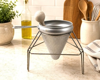Vintage Aluminium Sieve Cone Sieb Holz Stößel w / Stand Canning Kitchen