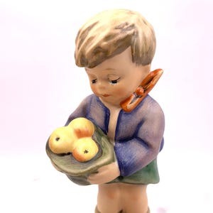 Goebel Hummel Gift from a Friend Figurine MI Hummel Club Exclusive 1991/92