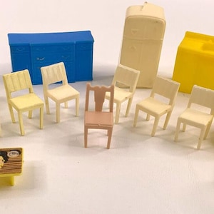 1950&#39;s Plastic Doll House Furniture 16 Misc Piece Lot Chairs