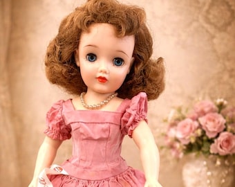 Vintage Miss Revlon-pop: ideale modepop uit de jaren 1950 in roze jurk