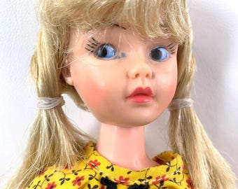 Vintage 1960er Jahre Ellie May Klemmett Calico Lassie Puppe Tammy Clone mit Outfits