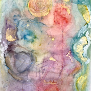Könnte beinhalten: Abstrakte Aquarellmalerei mit einer goldenen Spirale, einer Herzform und Dreiecken auf einem Hintergrund aus Blau, Grün, Rosa und Lila.
