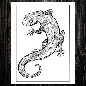 Puede incluir: Un dibujo en blanco y negro de un lagarto con intrincados patrones en su cuerpo. El lagarto está enroscado con su cola en un círculo.