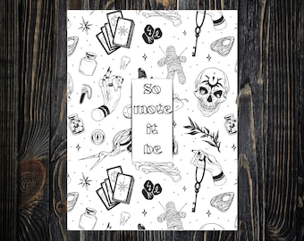 Może przedstawiać: Czarno-biała ilustracja różnych symboli okultystycznych i mistycznych, w tym czaszki, kart tarota, voodoo doll, klucza i dłoni trzymającej nóż. Tekst "So mote it be" jest napisany stylizowanym fontem.