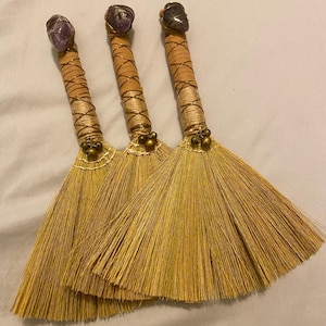 Escoba de altar de amatista - Escoba, regalos de bruja, escoba de bruja, artículos de brujería, decoración de altar, escoba wiccana, escoba de altar, decoración de bruja