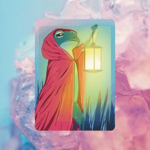 Puede incluir: Ilustración de una rana con una capa roja y una linterna encendida. La rana tiene la cabeza verde y está sobre un fondo de hierba alta y un cielo degradado. La linterna emite un brillo amarillo cálido.