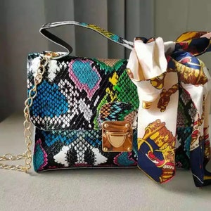 Sac rétro en peau de serpent avec écharpe et sac à main en chaîne