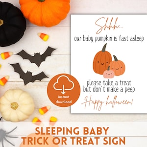 Op de afbeelding: Printbare Halloween-bord met een schattige illustratie van drie pompoenen met gezichten. Het bord zegt: "Sst... onze baby-pompoen slaapt. Neem gerust een snoepje, maar maak geen geluid. Prettig Halloween!"