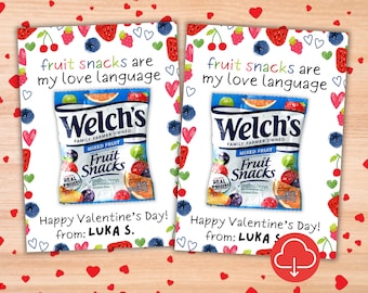 Può includere: Un biglietto di San Valentino con un design di frutta colorata. Il biglietto presenta una busta di Welch's Fruit Snacks e il testo "fruit snacks are my love language". Il biglietto include anche il testo "Happy Valentine's Day! from: LUKA S."