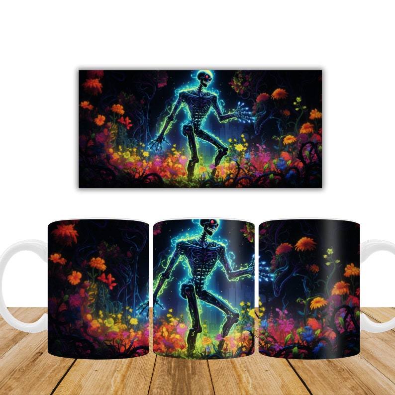 Puede incluir: Una taza de cer&aacute;mica blanca con un dise&ntilde;o colorido que presenta una figura de esqueleto brillante de pie en un campo de flores. El esqueleto es azul y verde con ojos rojos. Las flores son de varios colores, incluyendo rosa, morado, amarillo y naranja.