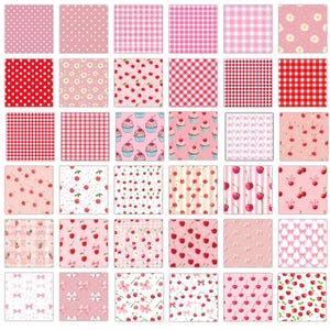 K&ouml;nnte beinhalten: Eine Sammlung von quadratischen Mustern in Rosa und Rot. Zu den Mustern geh&ouml;ren Punkte, Vichy-Karo, Kirschen, Cupcakes, G&auml;nsebl&uuml;mchen, Schleifen und Streifen. Die Quadrate sind in einem Raster angeordnet und zeigen eine Vielzahl von Designs.