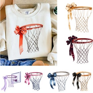 Pode incluir: Um conjunto de seis designs de aro de basquete com um laço na borda. Os aros são de várias cores, incluindo vermelho, azul, preto, dourado e roxo. Os laços também são de várias cores, incluindo vermelho, azul, preto, dourado e roxo.