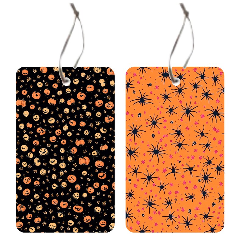 Pode incluir: Duas etiquetas de presente com tema de Halloween. Uma etiqueta apresenta um fundo preto com ab&oacute;boras laranja e um cord&atilde;o branco. A outra etiqueta apresenta um fundo laranja com teias de aranha pretas e um cord&atilde;o branco.