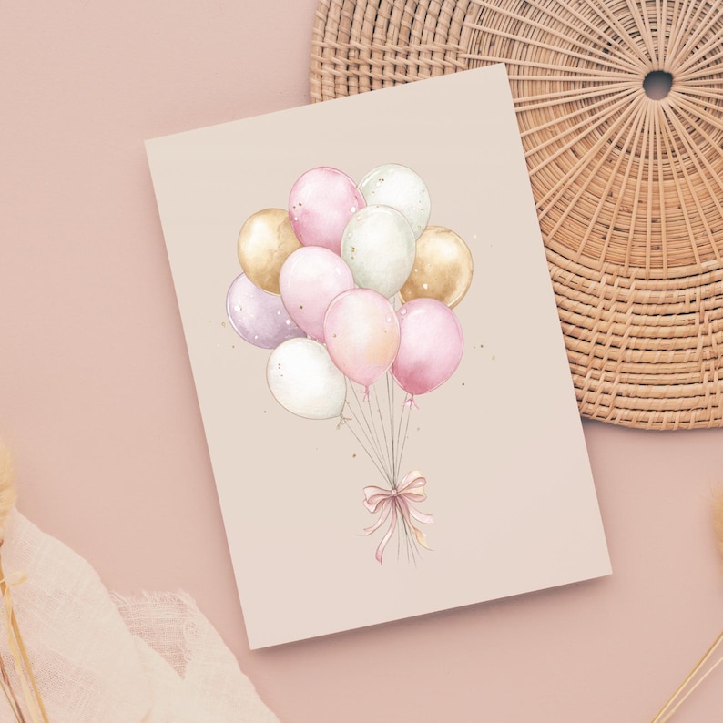 Puede incluir: Una tarjeta de felicitaci&oacute;n con una ilustraci&oacute;n en acuarela de un ramo de globos en colores pastel. Los globos son en tonos rosa, blanco, dorado y lavanda, atados con una cinta rosa. La tarjeta tiene un fondo suave y neutro.