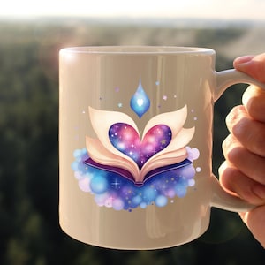 K&ouml;nnte beinhalten: Eine wei&szlig;e Keramik-Tasse mit einem fantasievollen Design. Das Design zeigt ein offenes Buch mit Seiten, die eine Herzform bilden, gef&uuml;llt mit einem Galaxiemuster. &Uuml;ber dem Herzen befindet sich eine blaue Tropfenform. Die Tasse wird von einer Person gehalten.