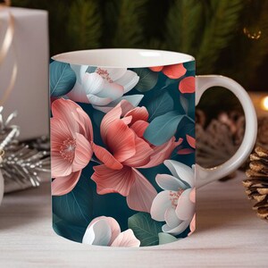 Peut inclure: Une tasse en c&eacute;ramique blanche avec un motif floral. Le motif pr&eacute;sente des fleurs roses, blanches et rouges sur un fond bleu fonc&eacute;.