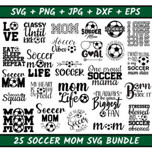 Op de afbeelding: Een verzameling van 25 Soccer Mom SVG-ontwerpen in zwart en wit. De ontwerpen bevatten zinnen als "Soccer Mom", "Soccer Life" en "Eat Sleep Soccer Repeat", samen met voetbalafbeeldingen. Formaten: SVG, PNG, JPG, DXF en EPS.