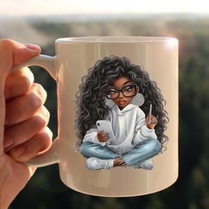 Peut inclure: Mug en c&eacute;ramique beige avec un dessin d'une femme noire aux cheveux boucl&eacute;s, portant des lunettes et de grandes boucles d'oreilles. Elle porte un sweat &agrave; capuche blanc, un jean bleu et des baskets blanches, tenant un t&eacute;l&eacute;phone et un stylo.