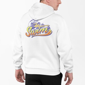 Puede incluir: Sudadera con capucha blanca con un gráfico de un nadador en una ola y la palabra "Swim" en letras amarillas, naranjas y moradas.