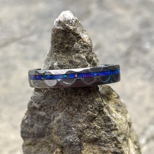 Gehämmerter Wolfram Ring: 4 mm Ehering mit Blauem Opal Inlay
