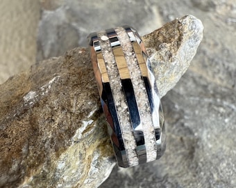 Personalisierter Wolfram Wolfram Ring, gehämmert und eingeäschert