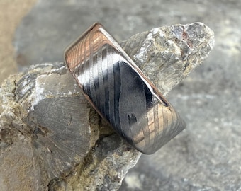 Anillo de boda vikingo rústico de acero de Damasco hecho a mano para hombre